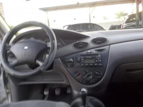 FORD Focus Hatch 1.8 16V 4P, Foto 4