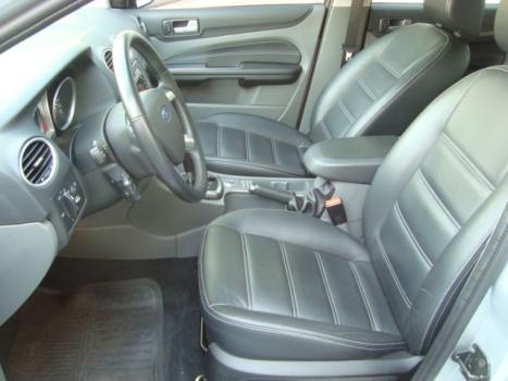 FORD Focus Hatch 2.0 16V 4P GHIA, Foto 3