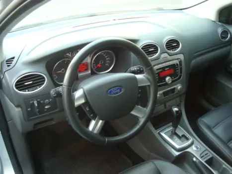 FORD Focus Hatch 2.0 16V 4P GHIA, Foto 4