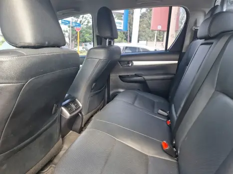 TOYOTA Hilux Caminhonete 2.8 16V SRX 4X4 DIESEL CABINE DUPLA 7 LUGARES TURBO AUTOM�TICO, Foto 13